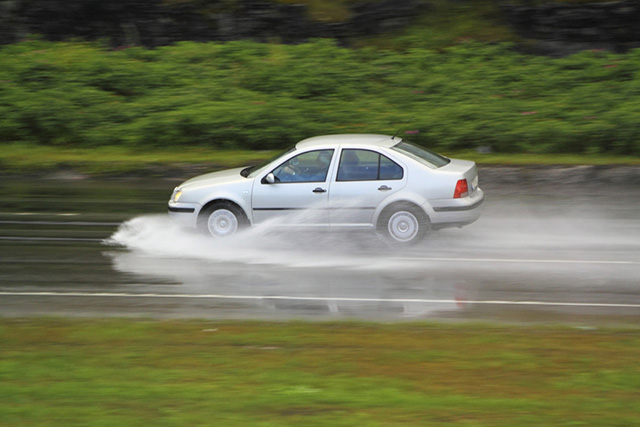 雨季涉水行車